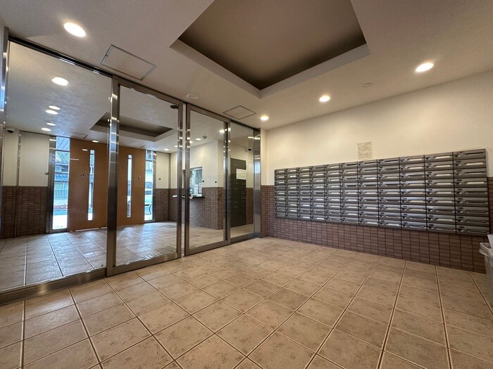 物件外観写真2　(エントランス部分)