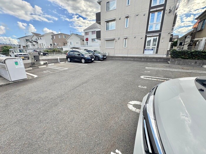 物件外観写真2　(駐車場)