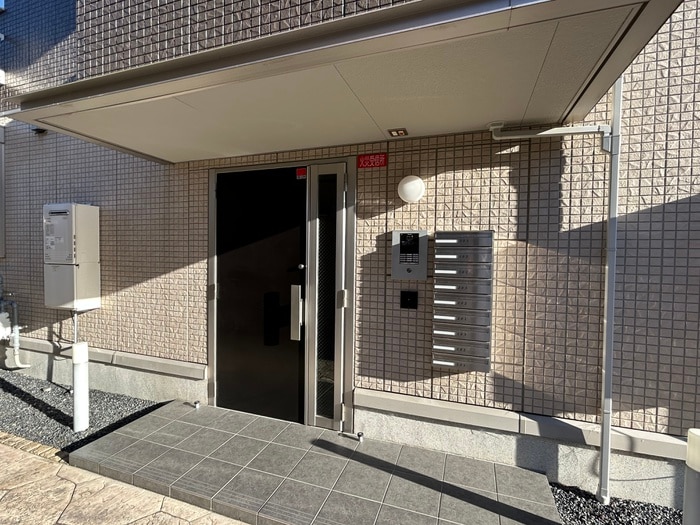物件外観写真6　(エントランス部分)