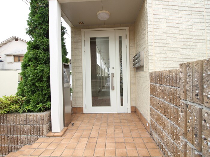 物件外観写真3　(エントランス部分)