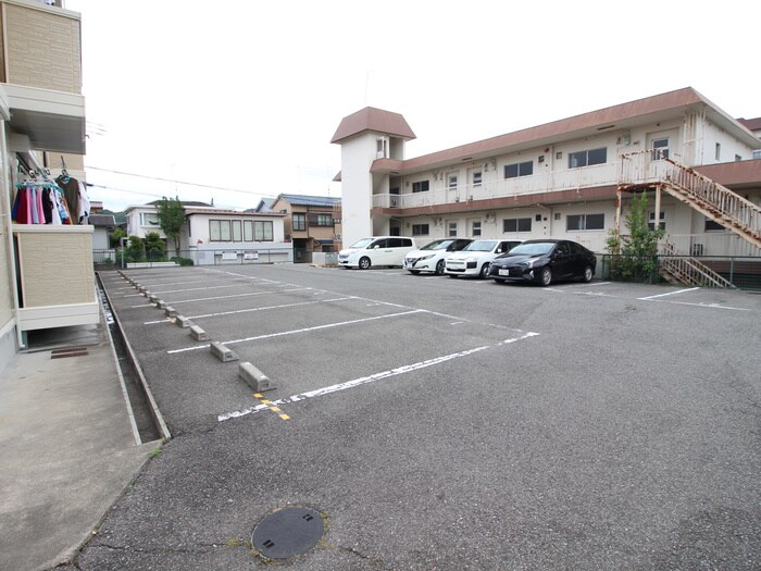 物件外観写真4　(駐車場)