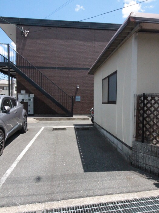 物件外観写真2　(駐車場)