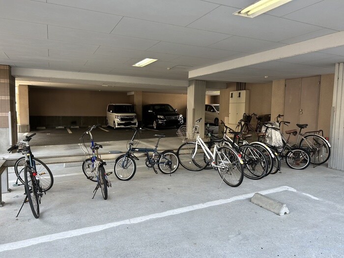 物件外観写真4　(駐輪場)