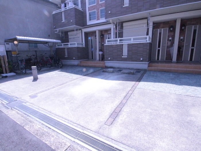 物件外観写真2　(エントランス部分)