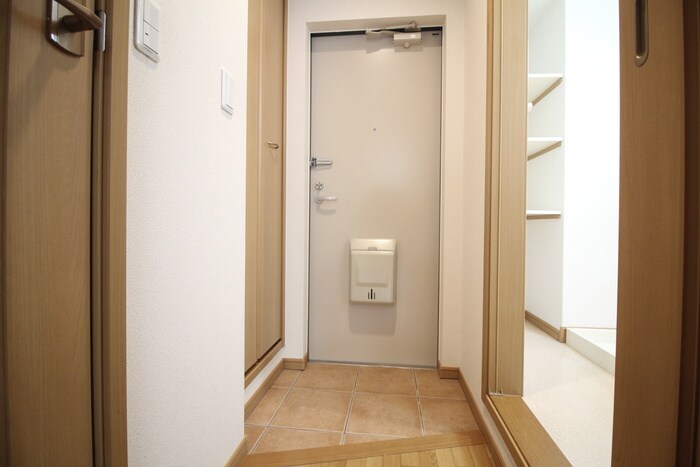 物件内観写真13　(玄関)