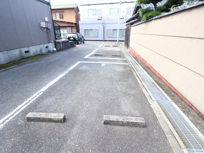 物件外観写真5　(駐車場)