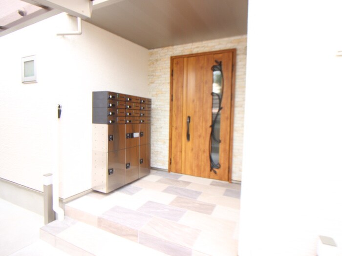 物件外観写真2　(エントランス部分)