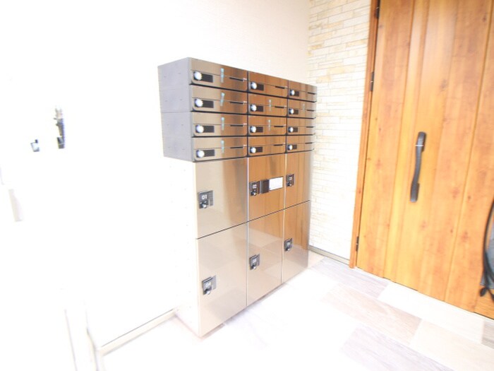 物件外観写真6　(エントランス部分)