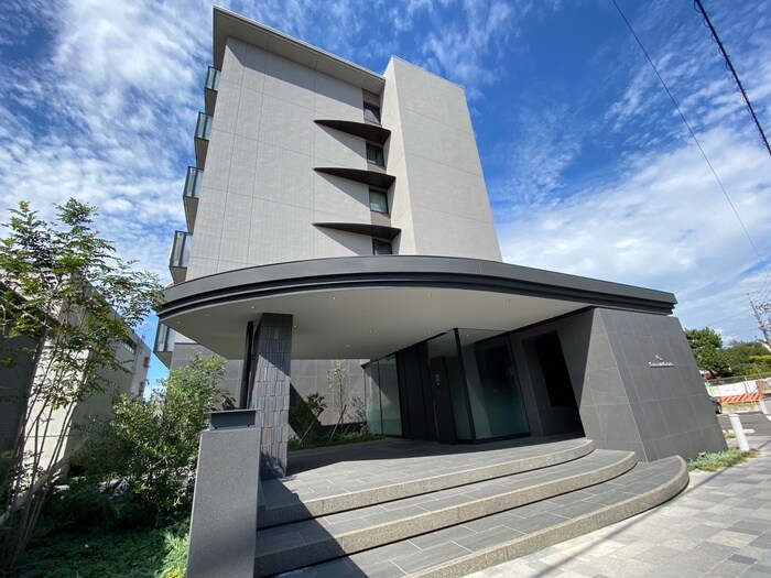 物件外観写真2　(エントランス部分)