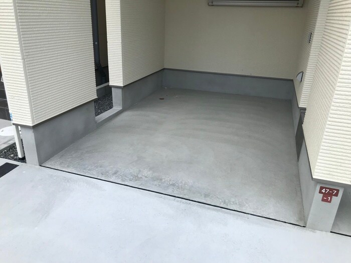 物件外観写真5　(駐車場)