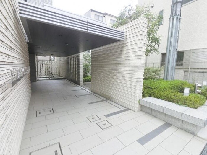 物件外観写真3　(エントランス部分)