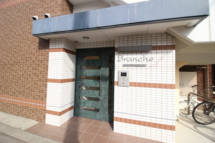 物件外観写真2　(エントランス部分)