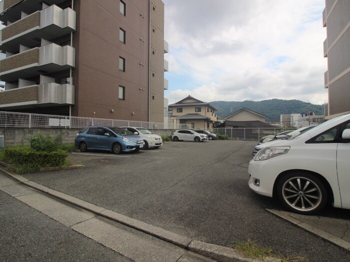 物件外観写真5　(駐車場)