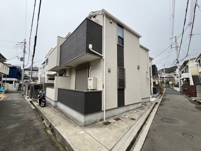 物件外観写真4　(エントランス部分)