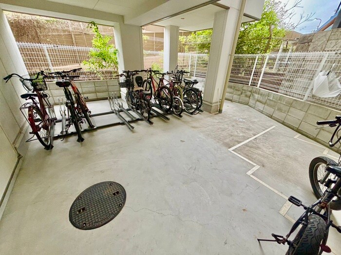 物件外観写真5　(駐輪場)