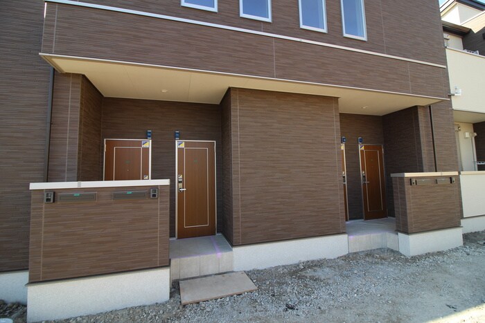 物件外観写真2　(エントランス部分)