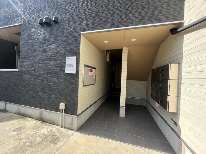 物件外観写真2　(エントランス部分)