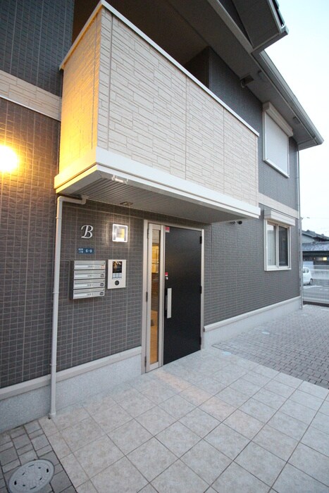 物件外観写真3　(エントランス部分)