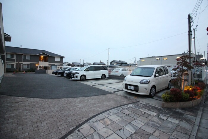物件外観写真5　(駐車場)