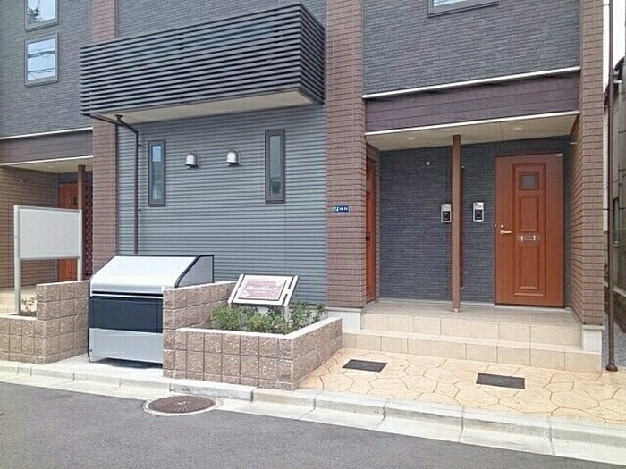 物件外観写真2　(エントランス部分)