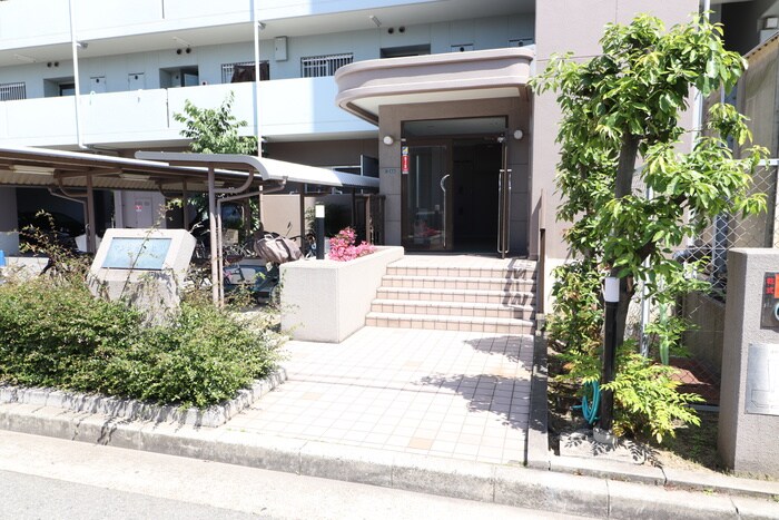 物件外観写真2　(エントランス部分)