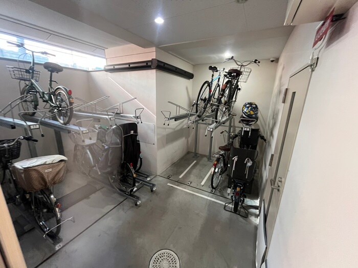 物件外観写真4　(駐輪場)