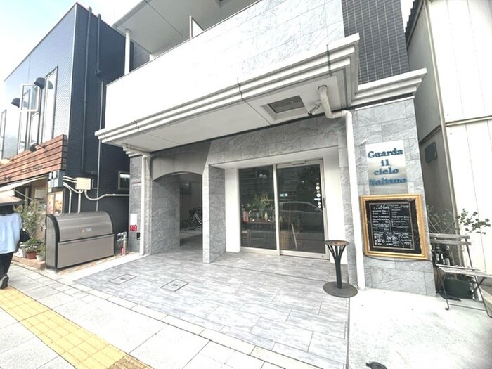 物件外観写真2　(エントランス部分)