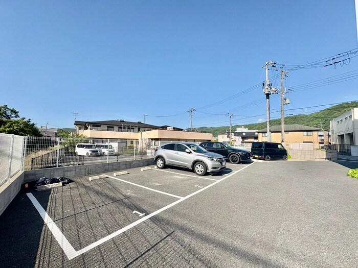 物件外観写真5　(駐車場)