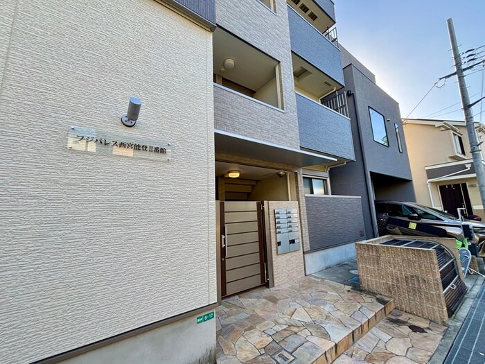 物件外観写真2　(エントランス部分)