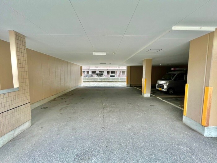 物件外観写真5　(駐車場)