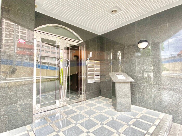 物件外観写真3　(エントランス部分)