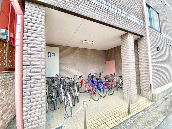 物件外観写真4　(駐輪場)