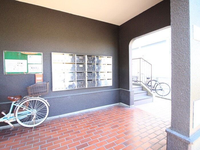 物件外観写真3　(エントランス部分)