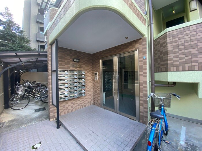 物件外観写真4　(エントランス部分)