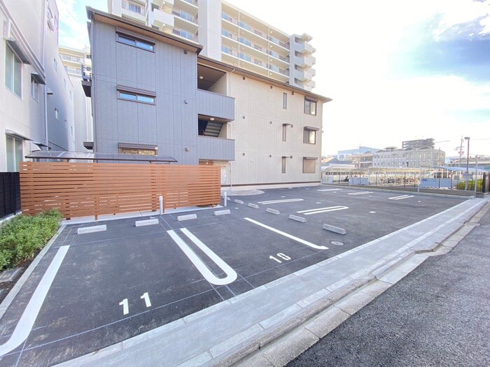 物件外観写真6　(駐車場)