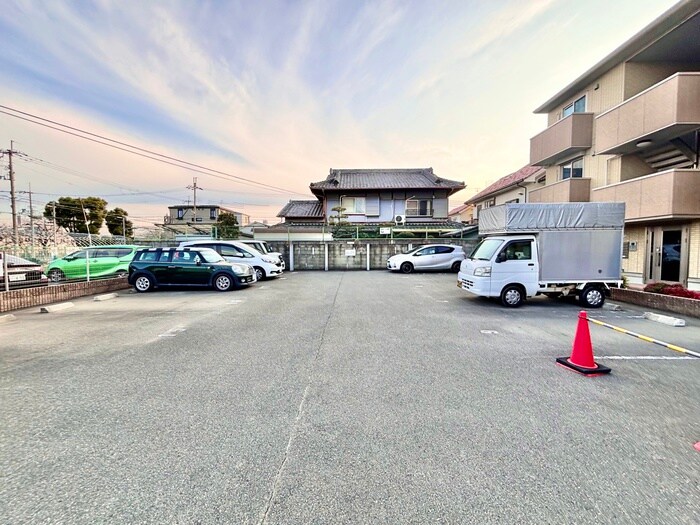 物件外観写真5　(駐車場)