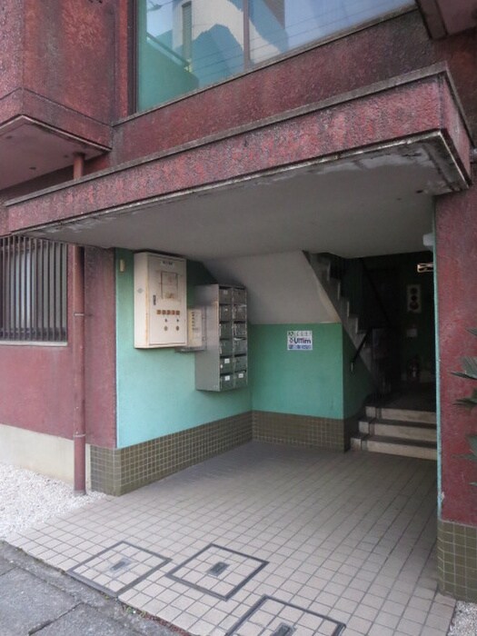 物件外観写真2　(エントランス部分)