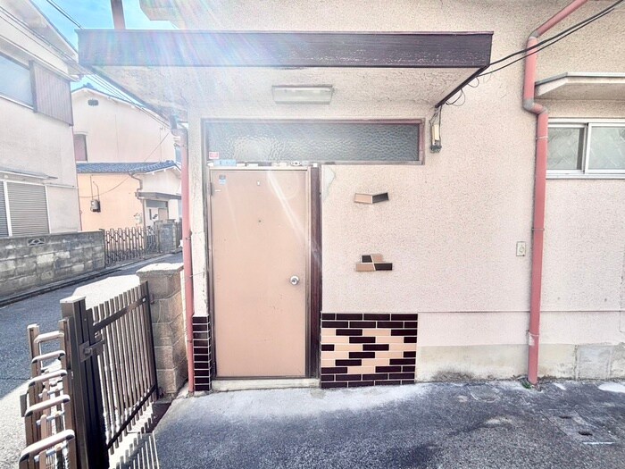 物件外観写真2　(エントランス部分)