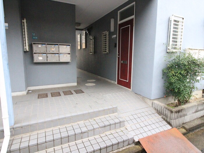 物件外観写真4　(エントランス部分)