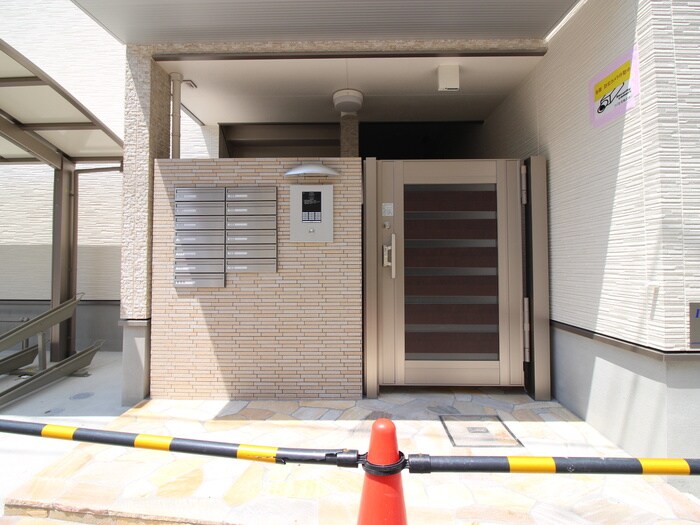 物件外観写真5　(エントランス部分)