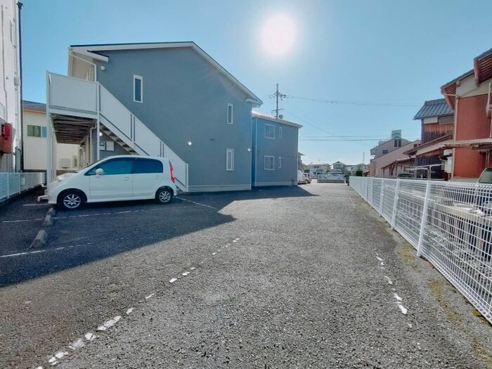 物件外観写真2　(駐車場)