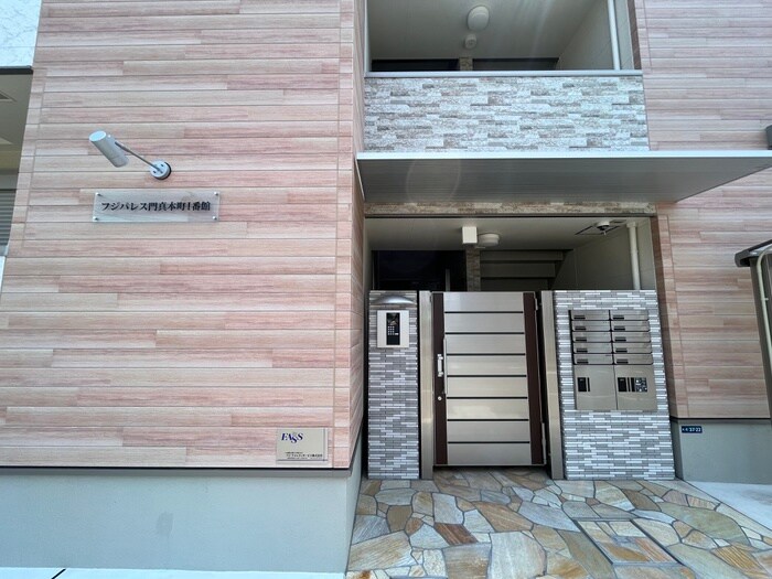 物件外観写真3　(エントランス部分)