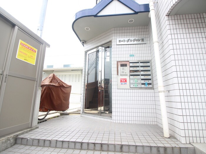 物件外観写真3　(エントランス部分)