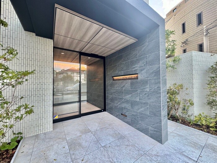 物件外観写真4　(エントランス部分)