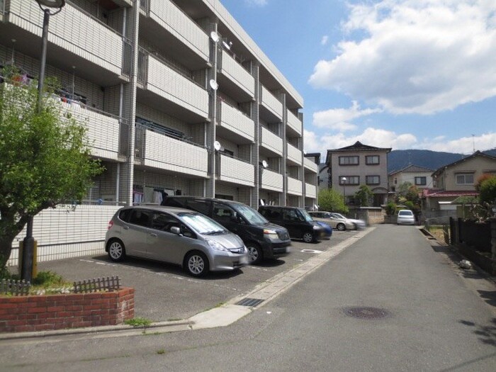 物件外観写真2　(駐車場)