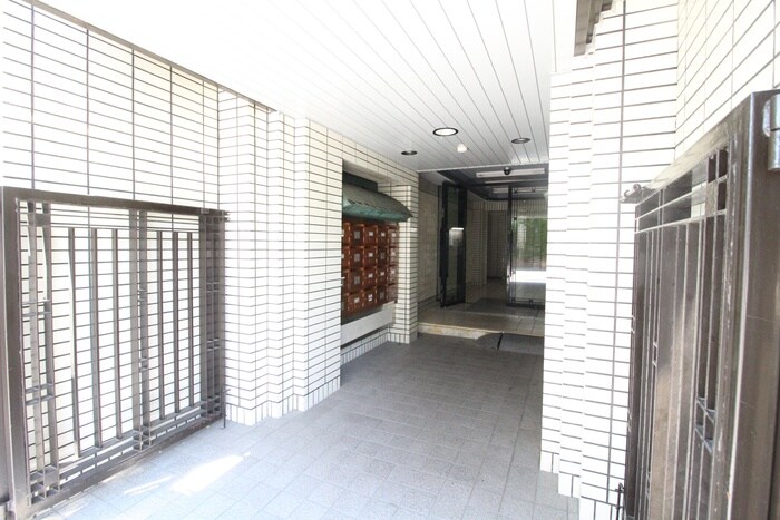 物件外観写真4　(エントランス部分)