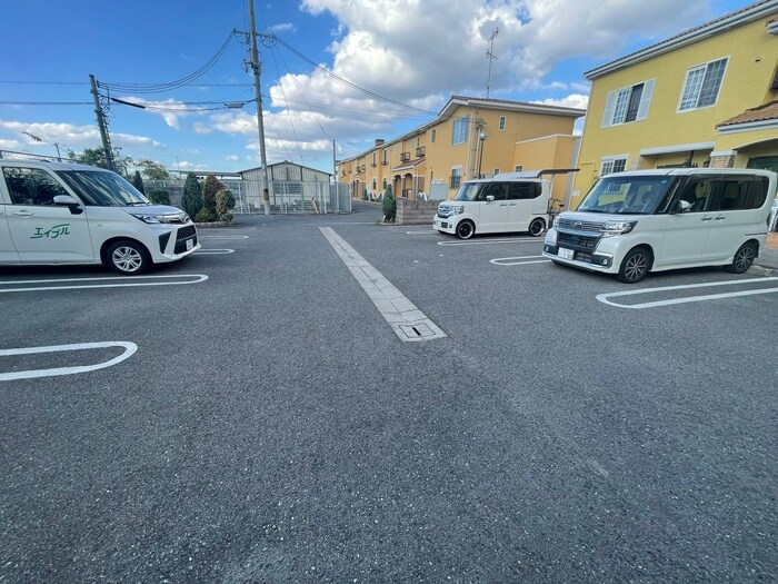 物件外観写真3　(駐車場)