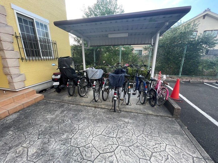 物件外観写真4　(駐輪場)