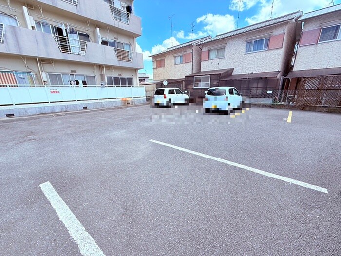 物件外観写真6　(駐車場)