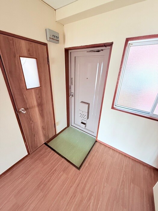 物件内観写真16　(玄関)